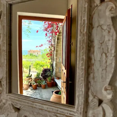 Bright Cozy With Terrace, Garden & Sea View بيت للعطل *