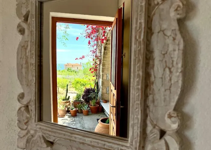 Bright Cozy With Terrace, Garden & Sea View 펜션 *